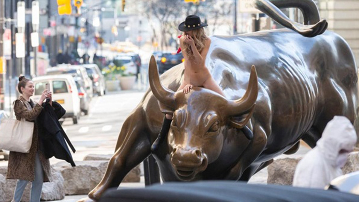 Дівчина знялася повністю оголеною на знаменитій статуї Нью-Йорка (18+) - фото 1