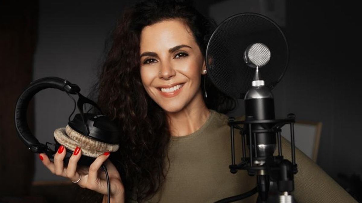 Настя Каменських заспівала про карантин п'ятьма мовами у домашньому кліпі