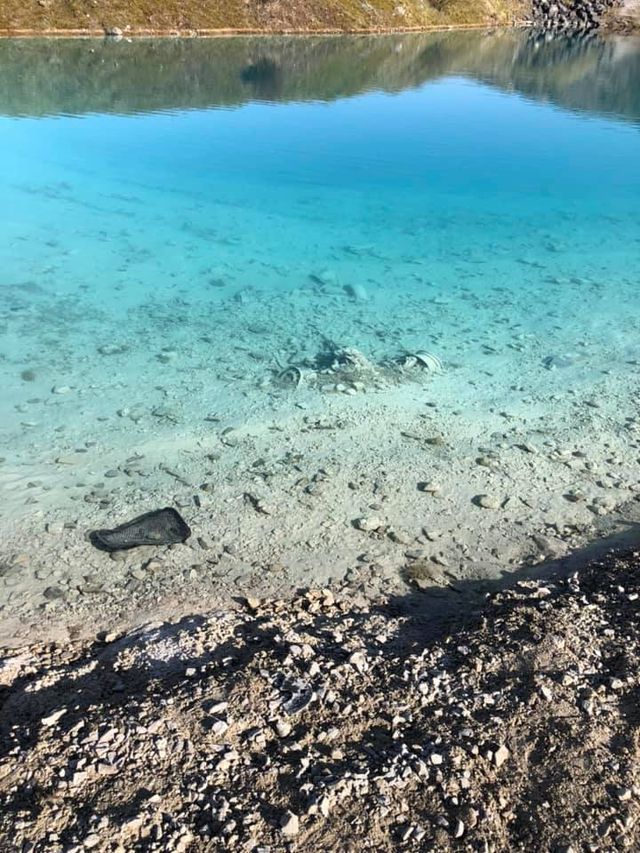 Блакитну лагуну в Британії пофарбували у чорний колір на час карантину - фото 394974