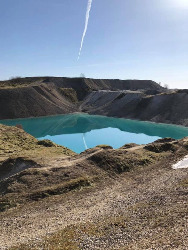 Блакитну лагуну в Британії пофарбували у чорний колір на час карантину - фото 394977