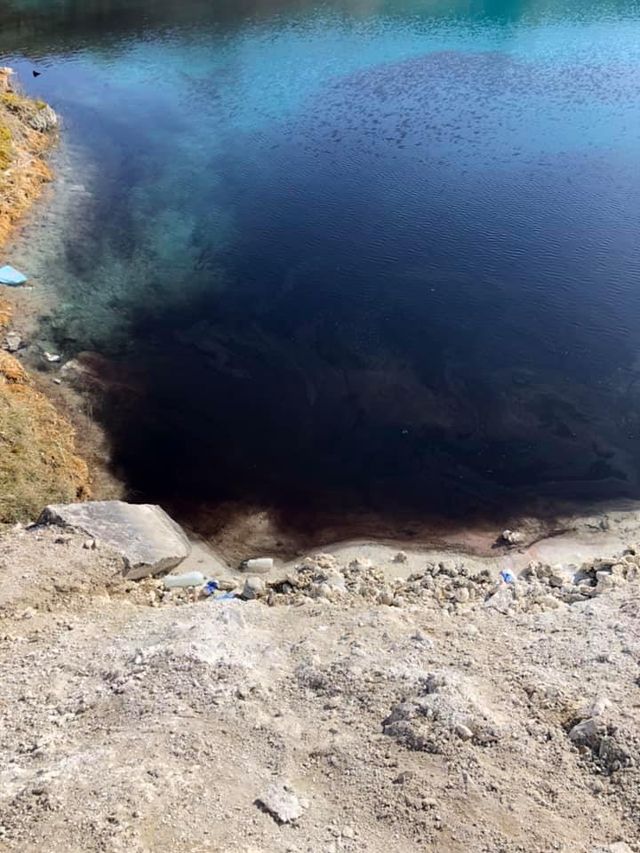 Блакитну лагуну в Британії пофарбували у чорний колір на час карантину - фото 394979