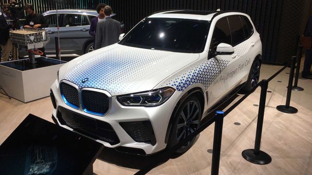 BMW розкрила характеристики водневого кросовера X5 - фото 395021