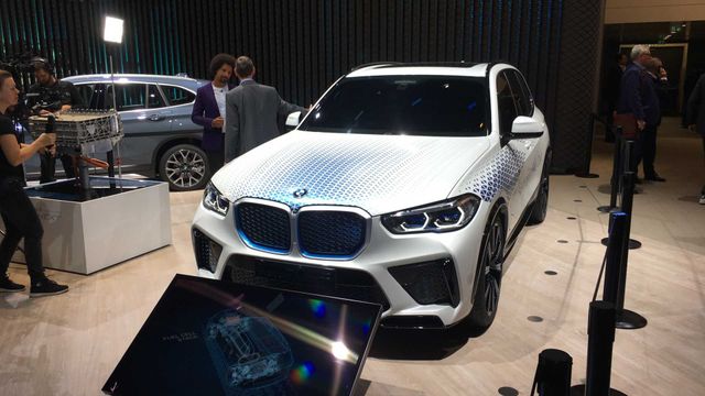 BMW розкрила характеристики водневого кросовера X5 - фото 395022