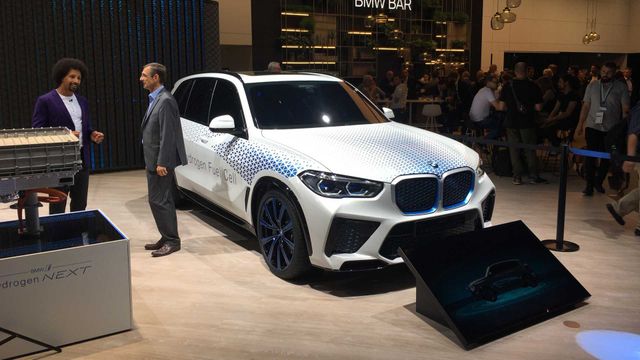 BMW розкрила характеристики водневого кросовера X5 - фото 395023