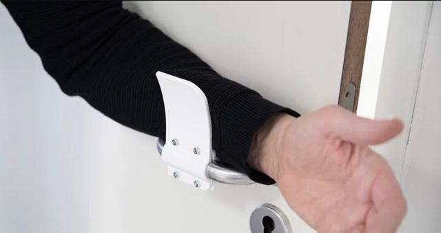 Дизайнери придумали, як відчиняти двері, не торкаючись клямки - фото 395083