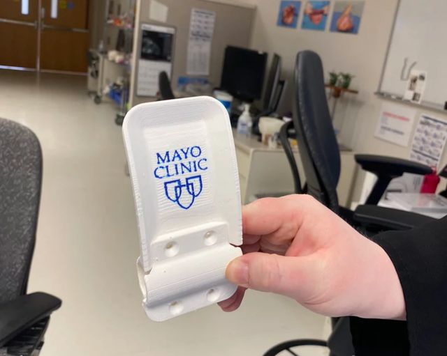 Дизайнери придумали, як відчиняти двері, не торкаючись клямки - фото 395084