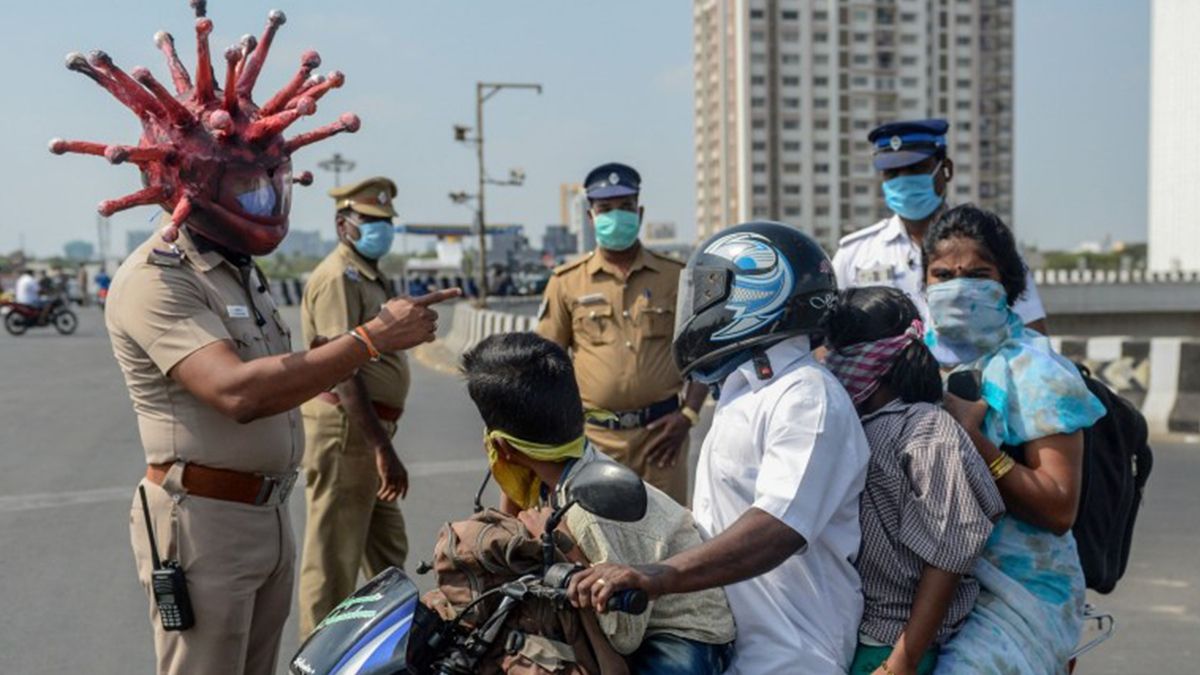 Індійський поліцейський зробив косплей на COVID-19: курйозні фото