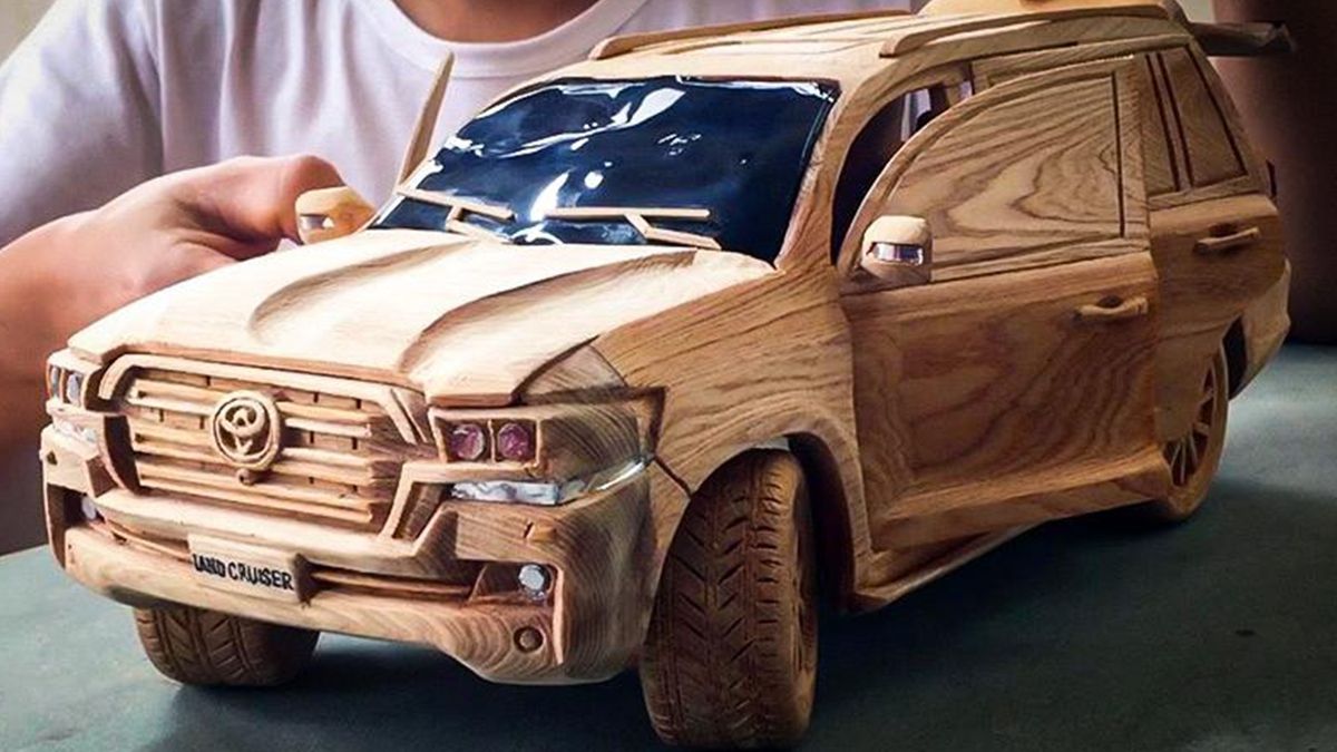 Точна дерев'яна копія Toyota Land Cruiser підірвала мережу: відео