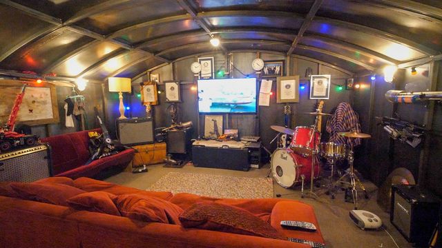 Британець кілька років будував бункер під землею (фото) - фото 395208