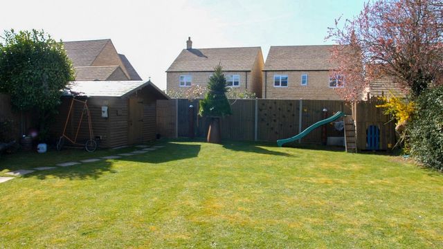 Британець кілька років будував бункер під землею (фото) - фото 395209