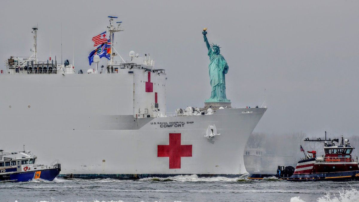 У мережі показали гігантський корабель-госпіталь, який прибув в Нью-Йорк: відео