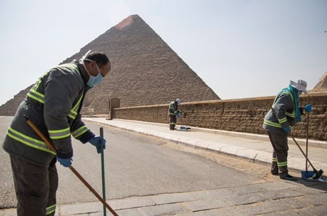 Як дезінфікують головний туристичний об'єкт Єгипту - фото 395288