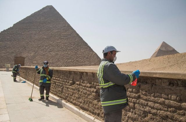 Як дезінфікують головний туристичний об'єкт Єгипту - фото 395290