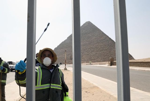 Як дезінфікують головний туристичний об'єкт Єгипту - фото 395294