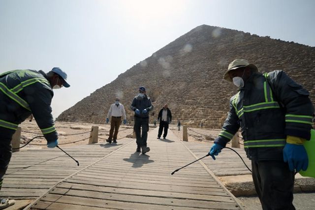 Як дезінфікують головний туристичний об'єкт Єгипту - фото 395295