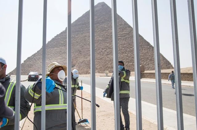 Як дезінфікують головний туристичний об'єкт Єгипту - фото 395296