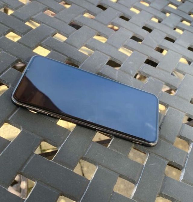 iPhone 12 з'явився на живих знімках - фото 395373