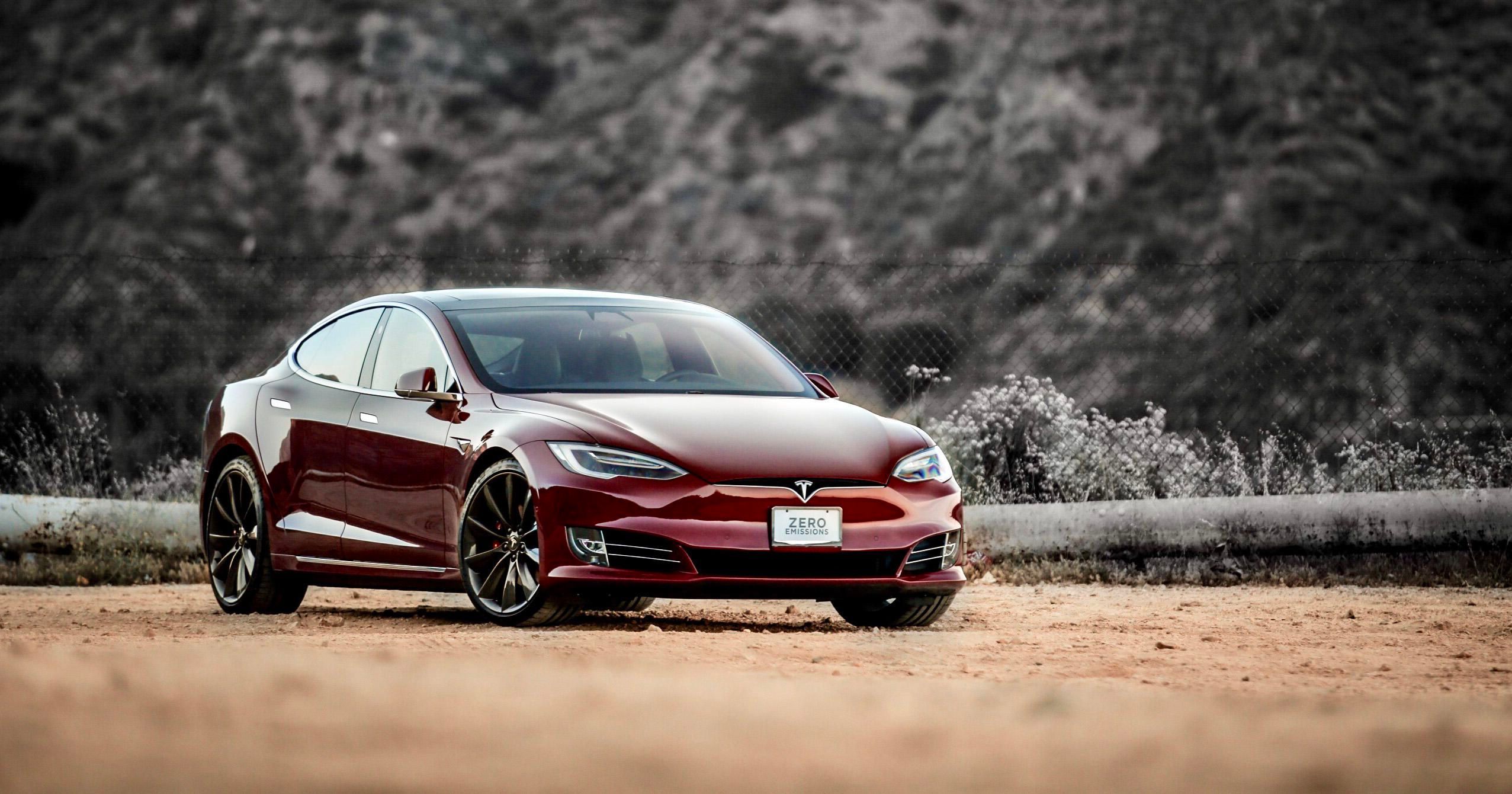 Tesla проти коня: дивіться епічну гонку, яку влаштували ентузіасти