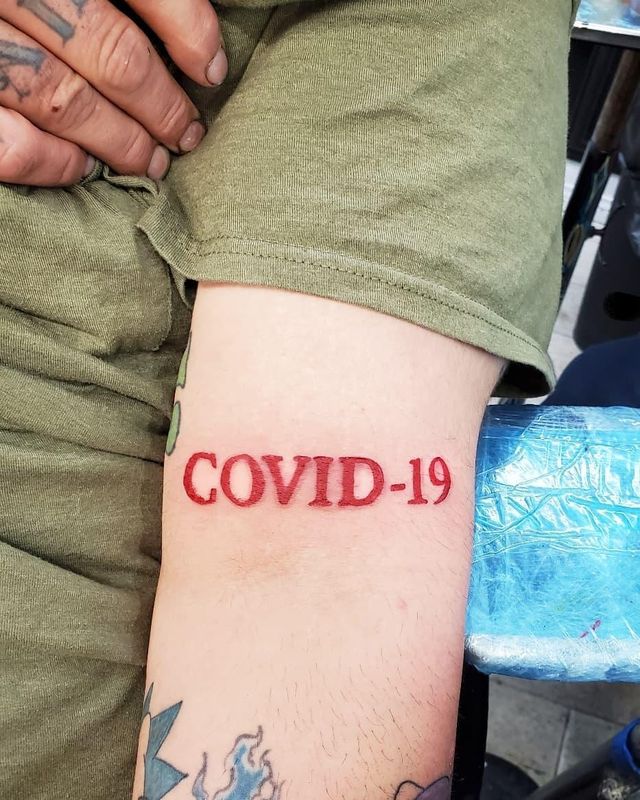 Коронавірусу почали масово 'присвячувати' татуювання: новий тренд - фото 395423