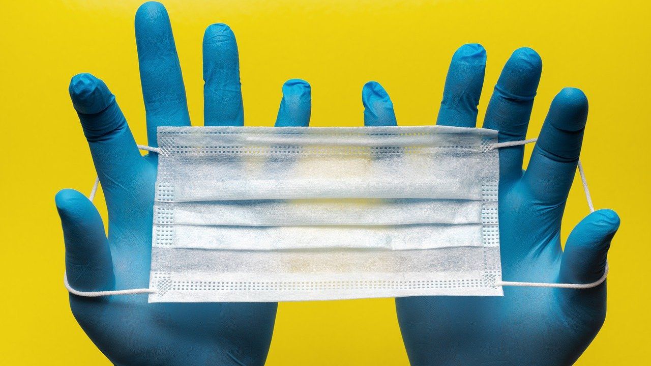 Усіх українців хочуть зобов'язати носити маски - фото 1