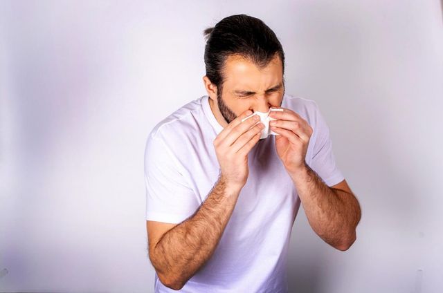 Під час чхання не забудьте прикрити рот серветкою або згином ліктя - фото 395588