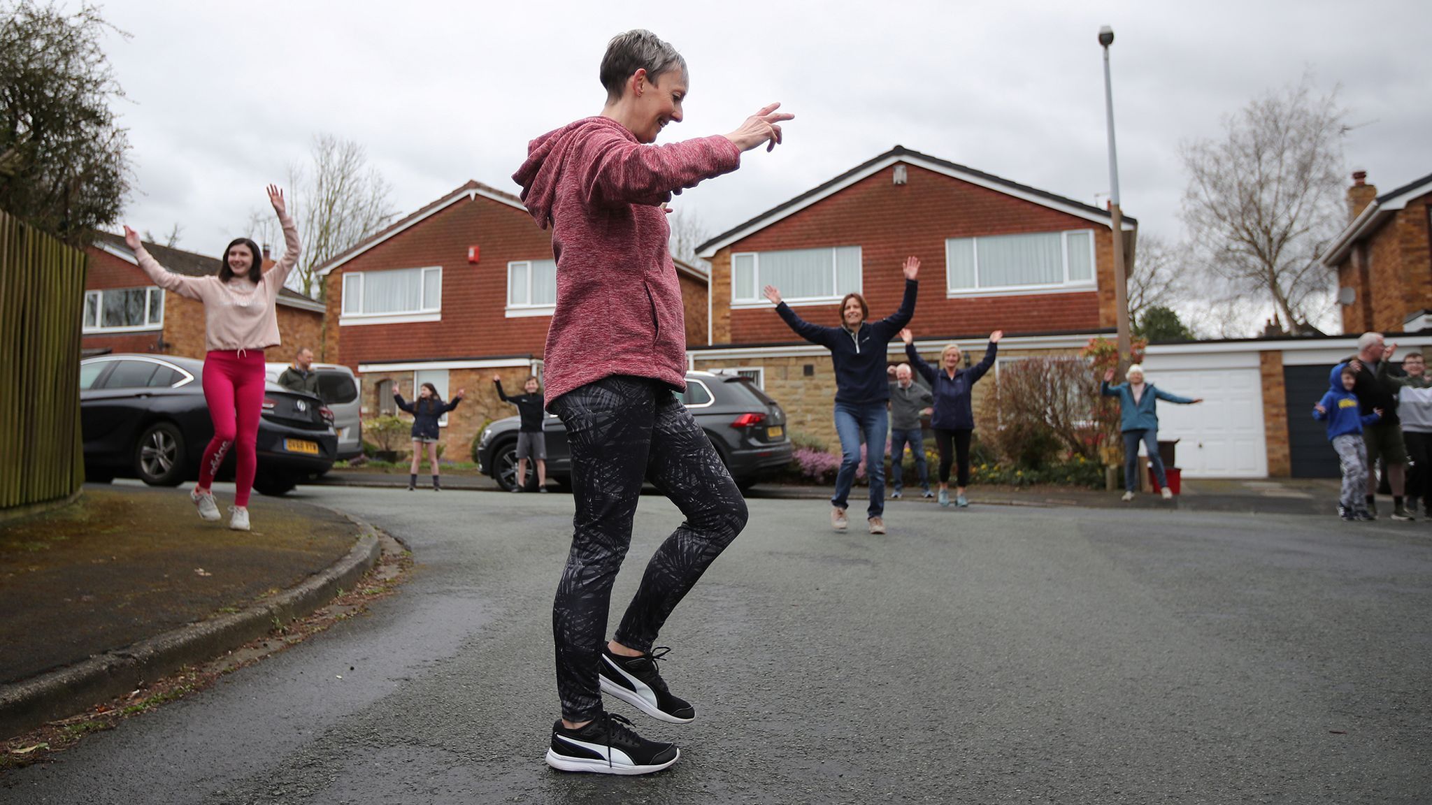Дивіться вірусне відео з сусідами, які щодня танцюють на вулиці під час карантину
