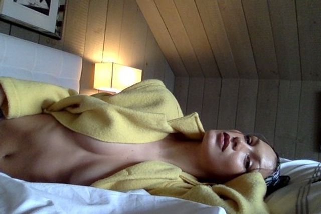 Найсексуальніша дівчина світу знялася у куртці на голе тіло: відверті фото (18+) - фото 395658