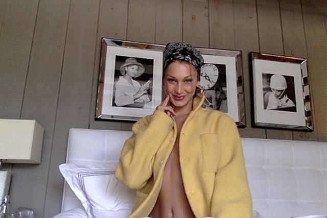 Найсексуальніша дівчина світу знялася у куртці на голе тіло: відверті фото (18+) - фото 395659