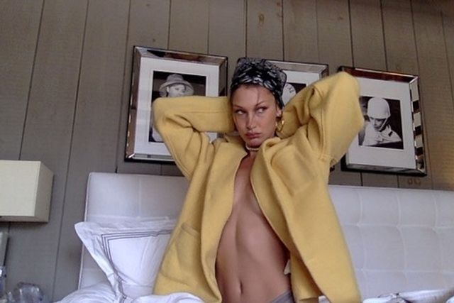 Найсексуальніша дівчина світу знялася у куртці на голе тіло: відверті фото (18+) - фото 395662