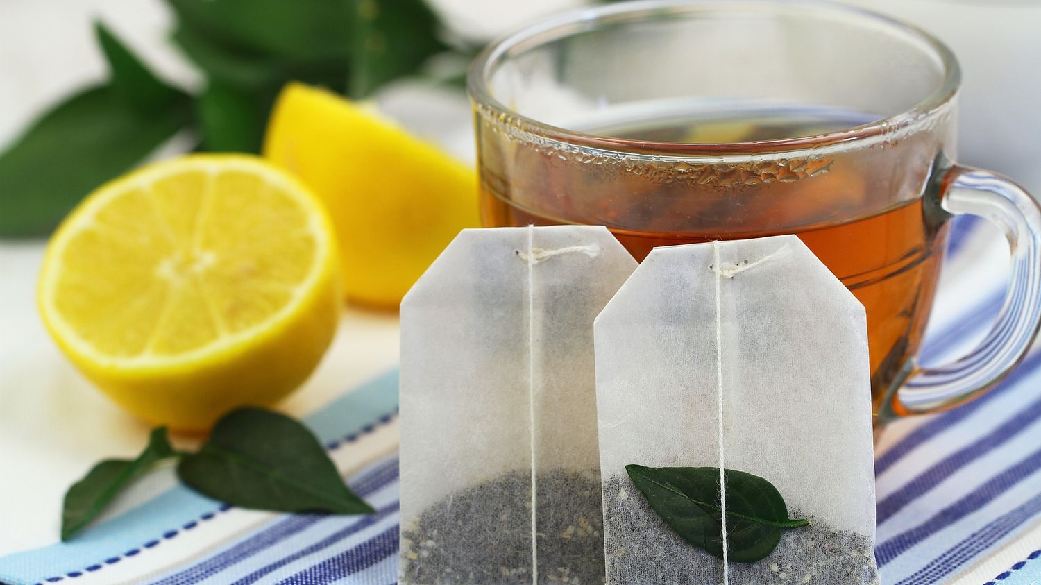 Ось чому не варто пити чай у пакетиках