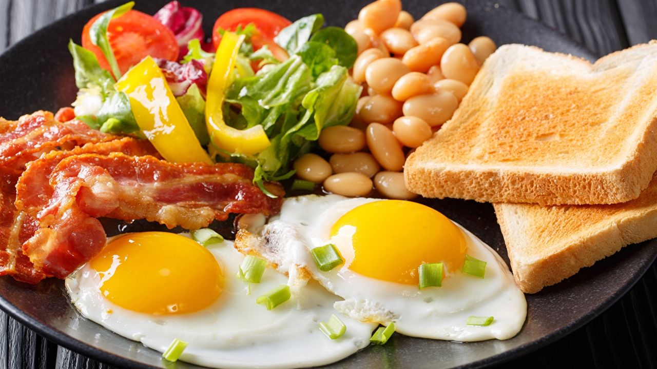 На сніданок особливо корисно з'їдати сири - фото 1