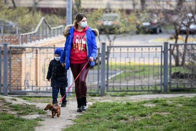 Вулицею можна пересуватися удвох, не враховуючи дітей - фото 396155