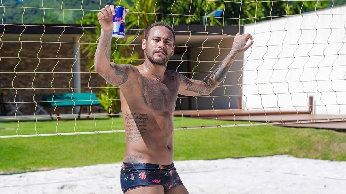 Неймар не влучив у порожні ворота під час гри з собаками: епічне відео