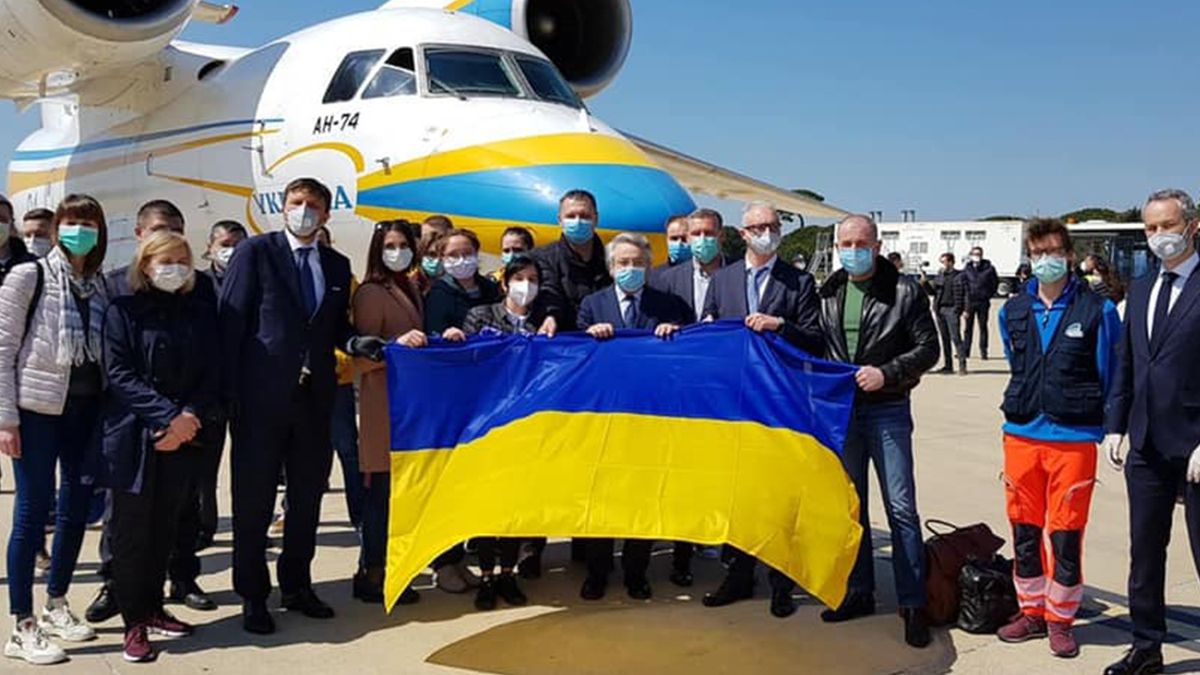 Овації та пісні Руслани: як українських лікарів зустрічали в Італії (відео)