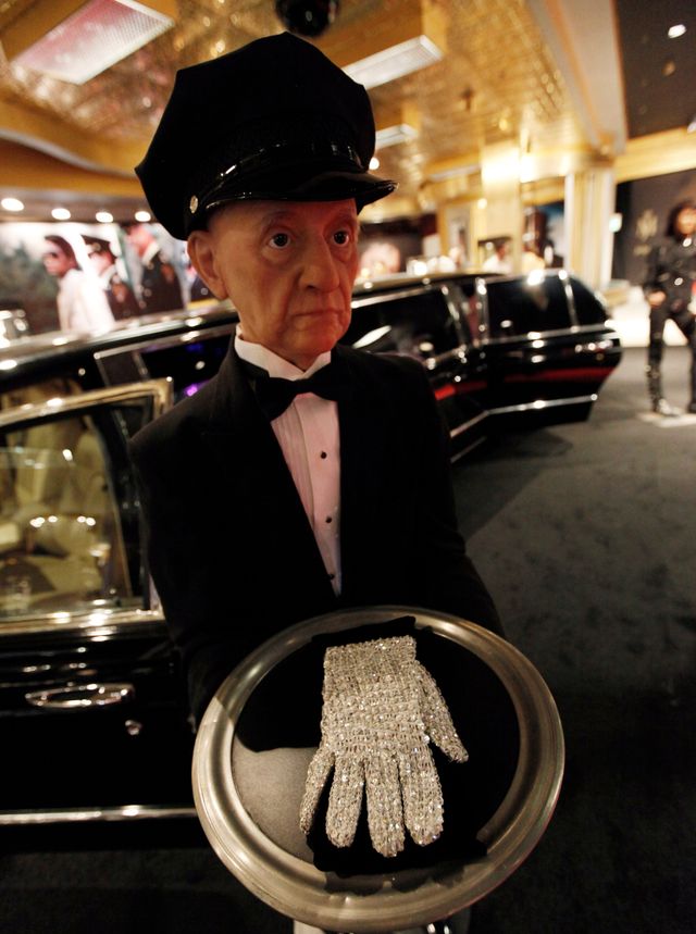 Рукавичка Майкла Джексона пішла з молотка за шалену суму - фото 396308