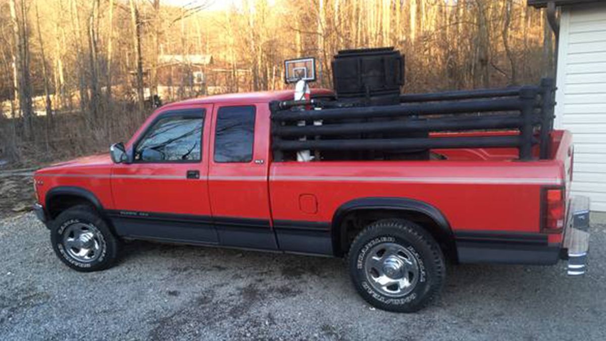 Пікап, який їздить на дровах, виставили на продаж: фото