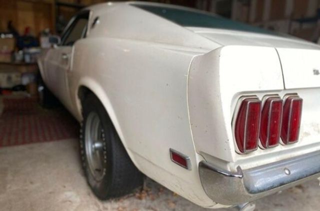 Рідкісний Ford Mustang простояв в гаражі 39 років - фото 396345