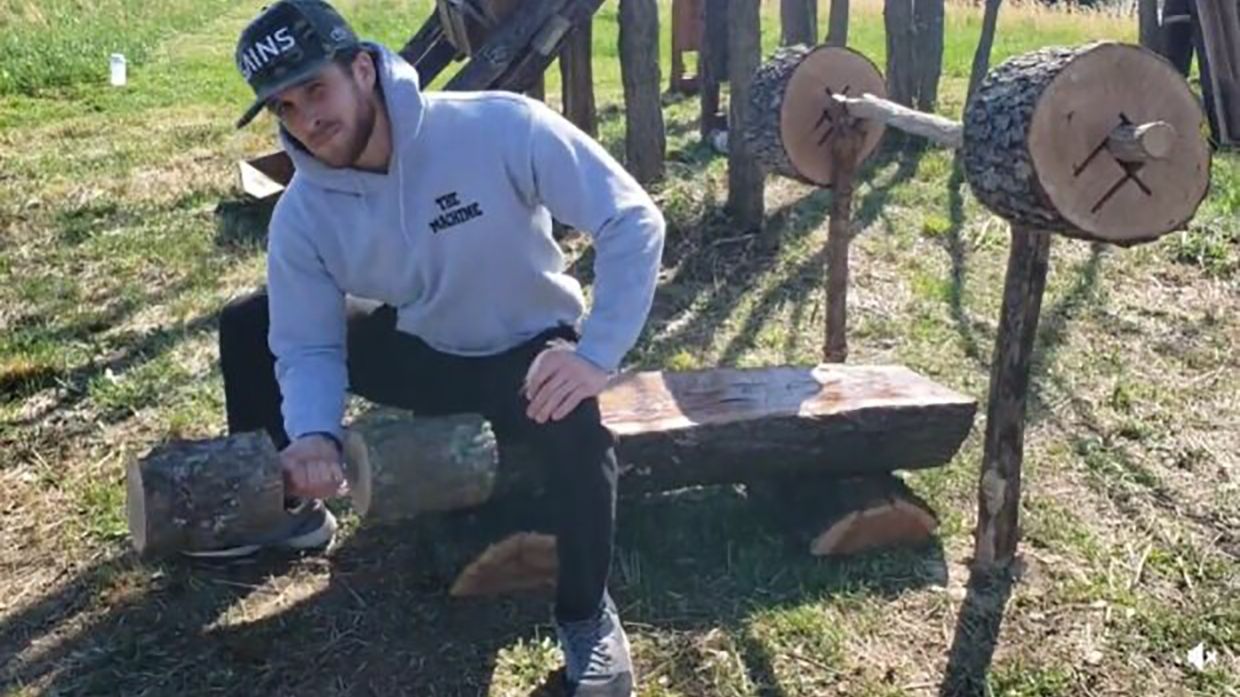 Ентузіаст створив спортзал з колод: відео оригінального тренування