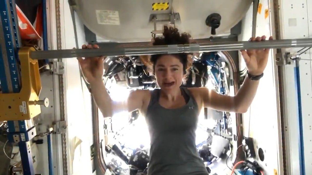 Астронавти NASA показали кумедне тренування на МКС