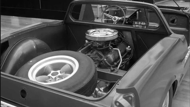 Ford показав загадковий Mustang з двигуном посередині - фото 396641