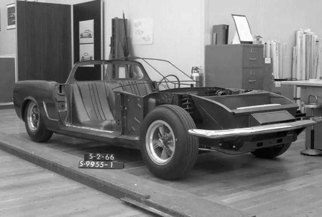 Ford показав загадковий Mustang з двигуном посередині - фото 396642