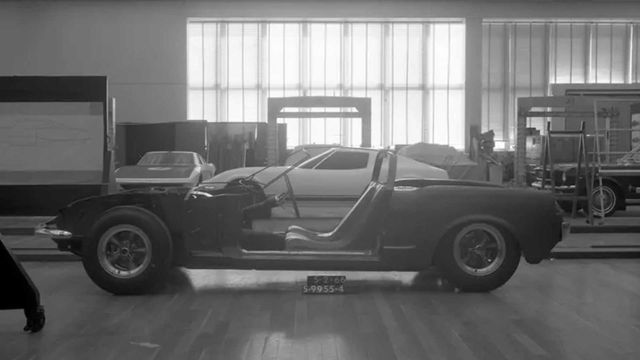 Ford показав загадковий Mustang з двигуном посередині - фото 396643