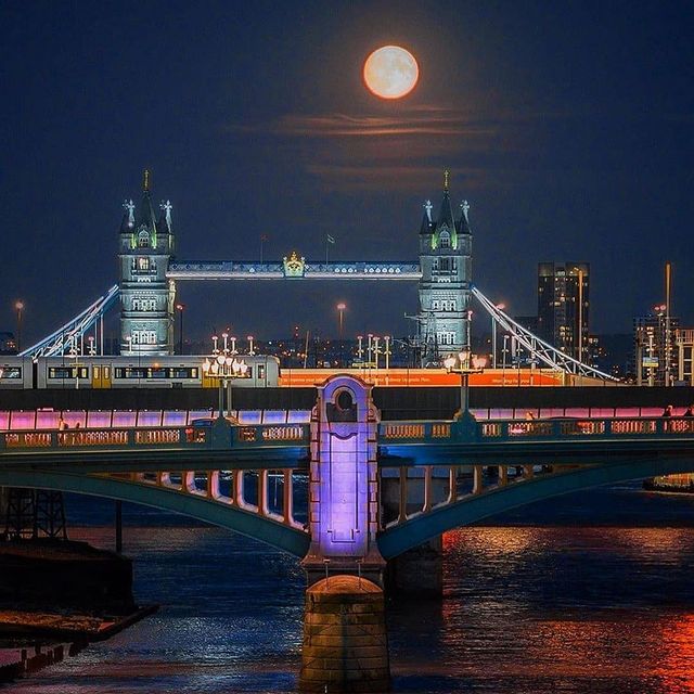 Рожевий супермісяць з'явився на небі: дивіться фото унікального явища - фото 396766