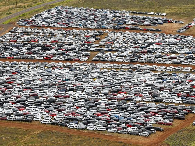 Дивіться, як виглядає 'кладовище' орендованих автомобілів - фото 396900