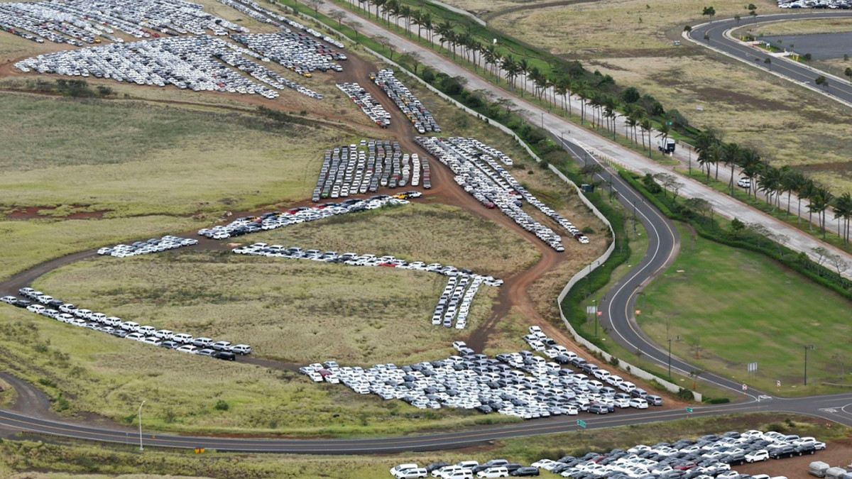 Загалом на парковці стоять 18 тисяч автомобілів - фото 1