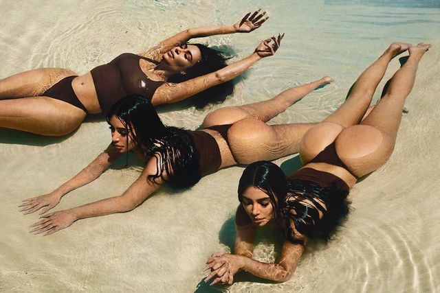 Володарка найпопулярніших сідниць роздяглась на пляжі: пікантні фото - фото 396987