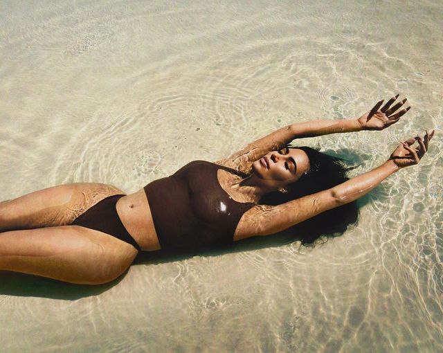 Володарка найпопулярніших сідниць роздяглась на пляжі: пікантні фото - фото 396988