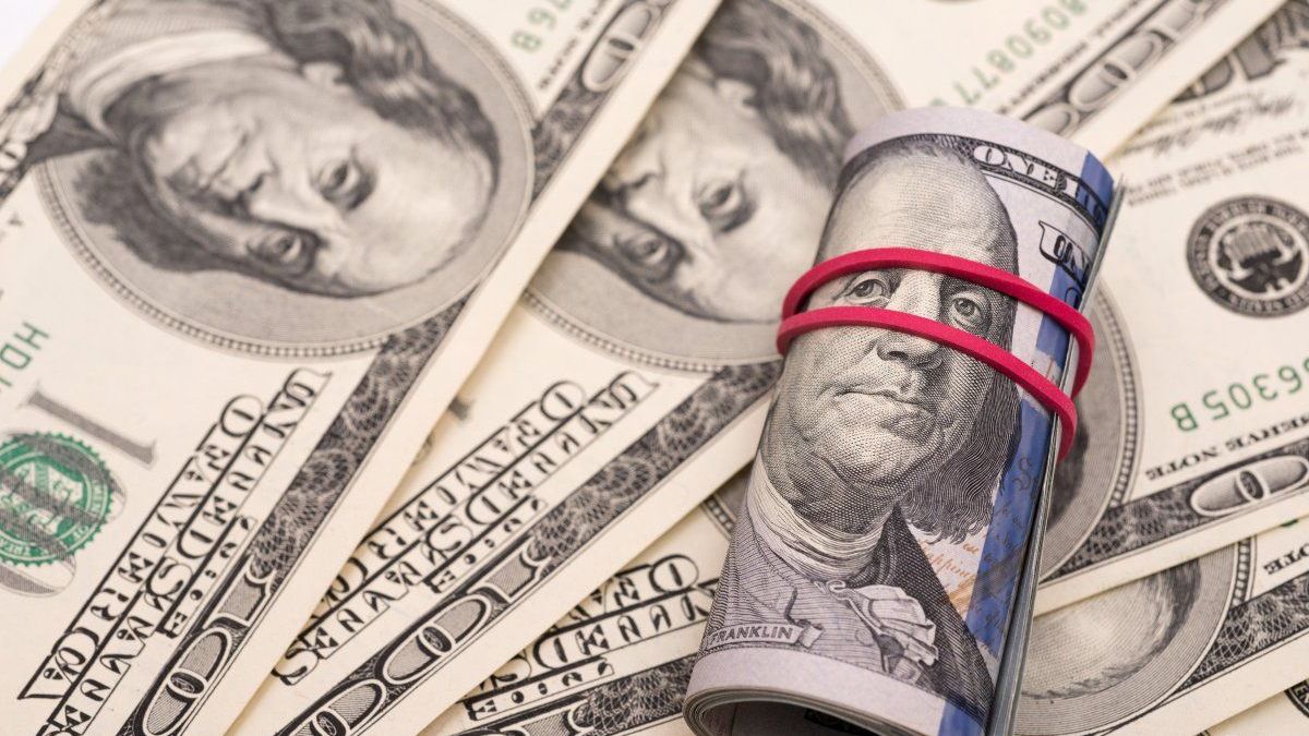 Долар знову пішов угору: курс валют на 9 квітня