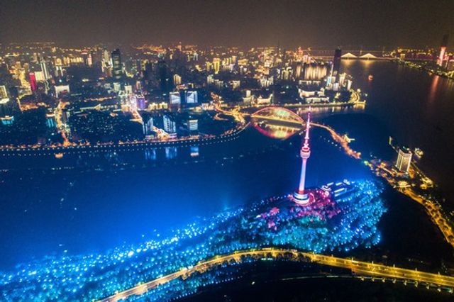 Як Ухань повертається до життя після карантину: фоторепортаж - фото 397093