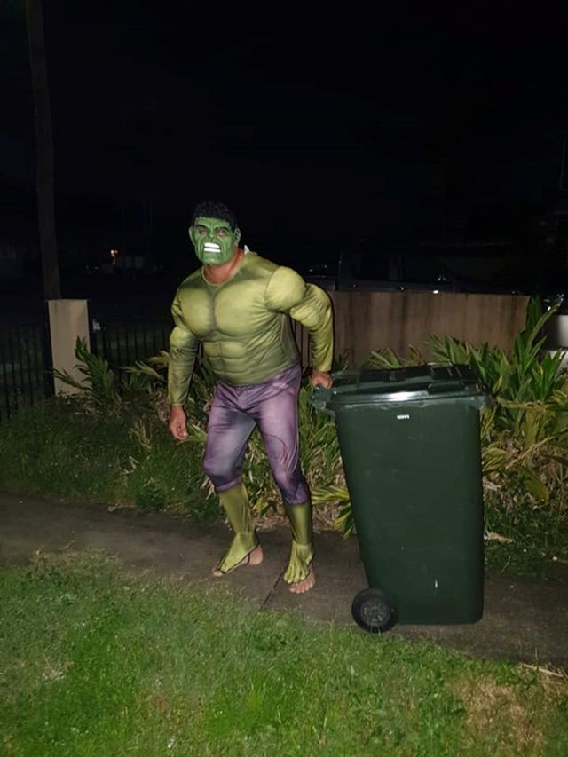 Австралійці влаштували флешмоб-маскарад біля сміттєвого бака - фото 397104